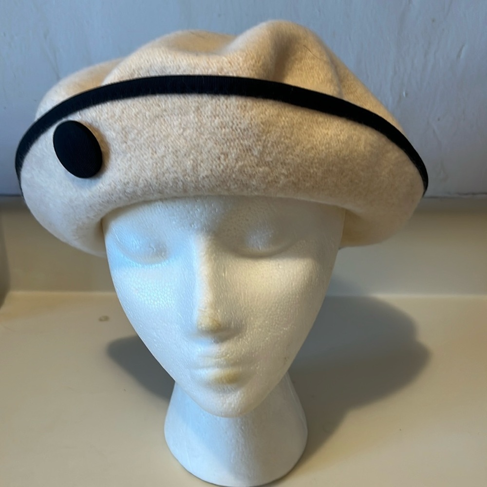 Hat 100% wool.